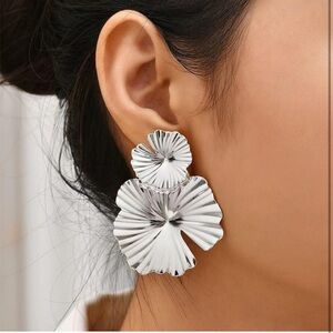 Flower earrings jewelry Stunning silver hibiscus earrings Nwt